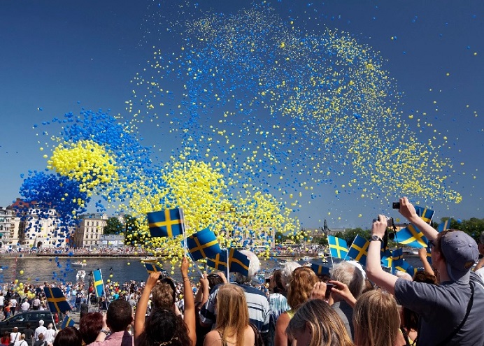 スウェーデンのナショナルデーを祝う人々
