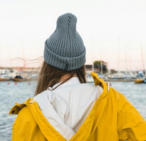 フィンランドのヘルシンキ市内を散策する女性旅行者のイメージ