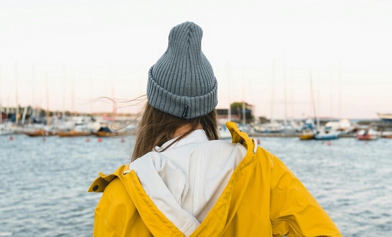 フィンランドのヘルシンキ市内を散策する女性旅行者のイメージ