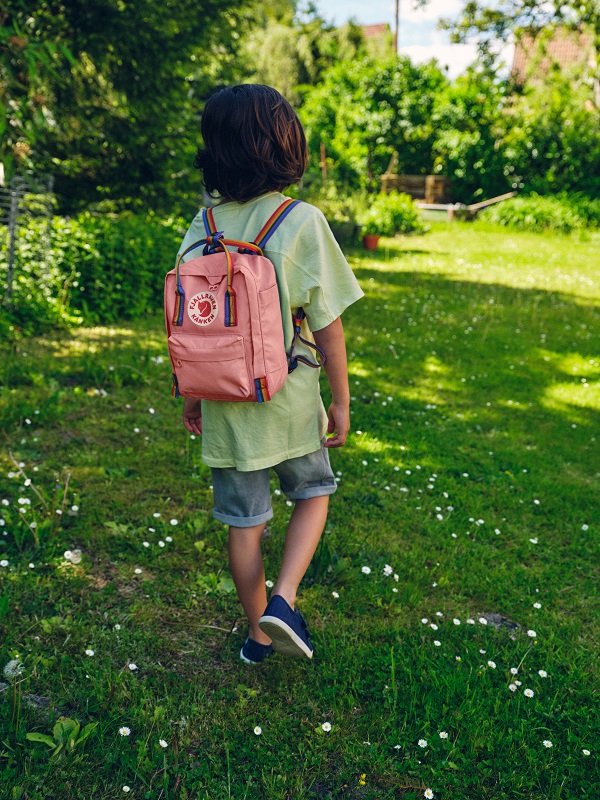 フェールラーベンのカンケン ミニを背負って通学する子ども